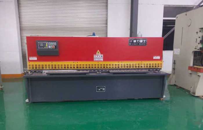 QC11Y-10×32000液壓剪板機，10個厚液壓閘式剪板機
