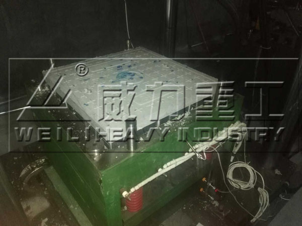 315噸樹(shù)脂井蓋成型液壓機(jī)模板