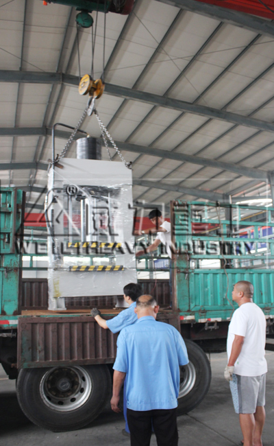 龍門液壓機(jī)裝車發(fā)貨